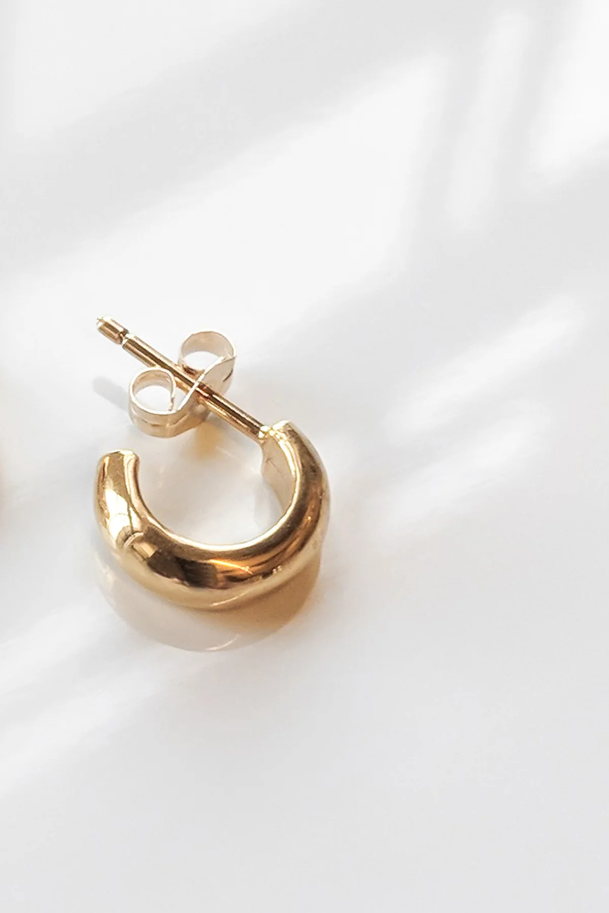 4028-vince-chunky-gold-hoop-by-thatch-2.webp VINCE CHUNKY GOLD HOOP BY THATCH