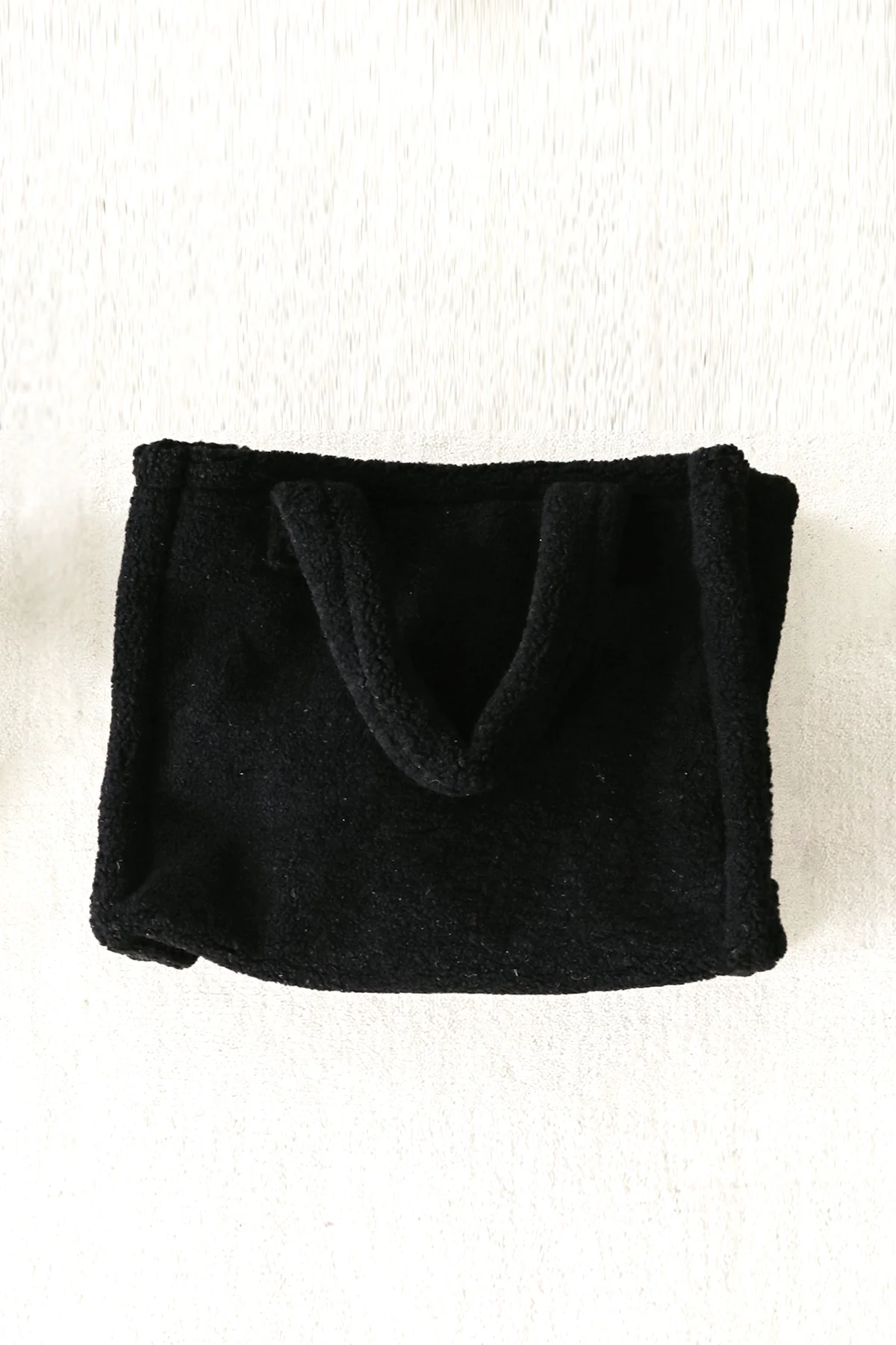4307-small-cozy-faux-shearling-bag-3.webp SMALL COZY FAUX SHEARLING BAG